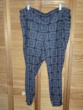 LIVI Soft Black White Gray Floral Stretch Athleisure 7/8 Leggings Plus Size 28